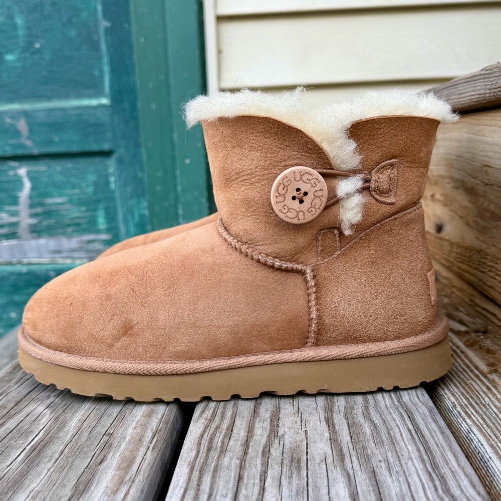 UGG Mini Bailey Button II - Chestnut - Size 8